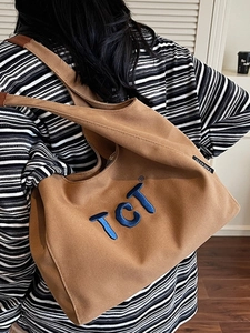 Sac cabas en toile marron avec grande broderie TCT bleue pour un trajet quotidien chic