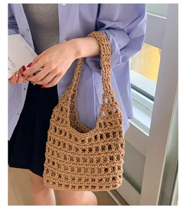 Λεπτομέρεια της χειροποίητης boho τσάντας παραλίας σε μπεζ πλέγμα για το καλοκαίρι