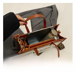 Innenansicht der großen Canvas-Tragetasche mit Platz für Tablet und Trinkflasche
