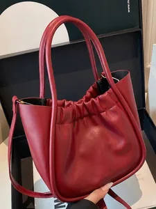 Elegante burgunderrote Leder-Faltentasche mit goldenem Logo und doppelten Trägern