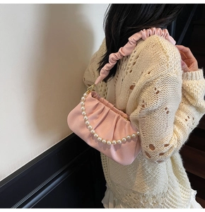 Rosa Cloud-Tasche mit eleganter Perlenkette und weichem Leder-Schulterriemen