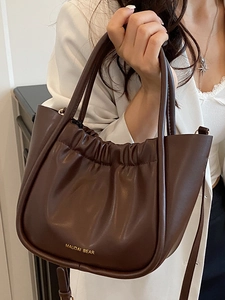 Minimalistische kaffeebraune Handtasche mit Falten, Tragegriffen und verstellbarem Gurt