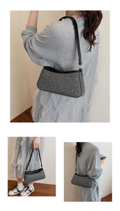 Dettaglio borsa baguette in denim grigio con strass scintillanti e cinturini in pelle