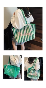 Détail d'un sac cabas en toile à rayures vertes et blanches avec lettrage Melody rose