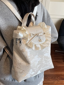 Zaino in pelle bianco crema con eleganti ruches e motivi a farfalla argentati
