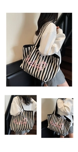 Détail du sac cabas rayé en toile avec imprimé Melody rose et nœud en dentelle