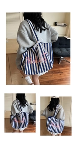 Détail du sac cabas en toile rayée bleue avec broderie Melody rose et nœud en dentelle