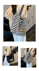 Détail du grand sac cabas en toile à rayures avec imprimé de lettres Giditu noir