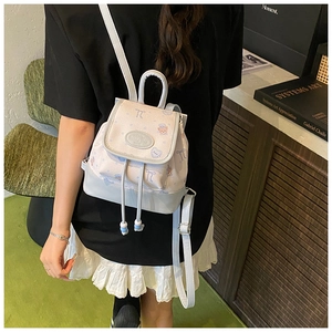 Mini-Rucksack mit Blumenmuster und Bärendruck am Model für Stil- und Größenreferenz
