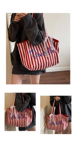 Détail du sac cabas en toile rayé rouge avec broderie Melody et nœud en dentelle