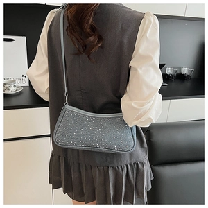 Dettaglio della borsa sottobraccio in denim azzurro con strass argentati brillanti
