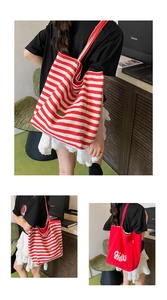 Détail des sacs cabas réversibles en toile avec motifs rouges et rayés et bandoulières