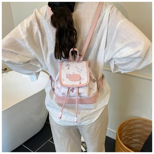 Detailansicht des Mini-Blumenrucksacks mit rosa Kordelzug und Cartoon-Muster-Design