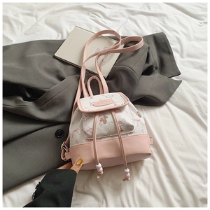 Detailansicht Mini-Rucksack mit Blumenmuster, rosa Lederbesatz und Bären-Motiven