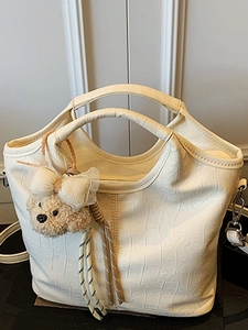 Borsa tote minimalista color panna con stampa coccodrillo e ciondolo a forma di orso