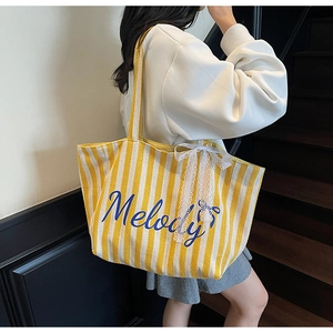 Sac fourre-tout en toile rayé jaune et blanc avec imprimé Melody et nœud en dentelle