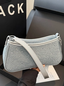 Borsa sottobraccio in denim vintage Y2K con rivetti argento e tracolla a catena