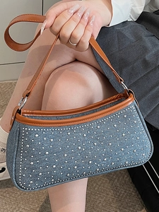 Borsa sottoascellare in denim vintage con borchie argentate e tracolla in pelle marrone