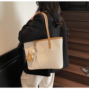 Détail du grand sac cabas beige avec texture sergée et charmant ours en peluche