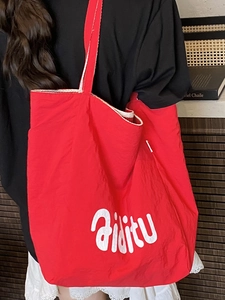 Grand sac fourre-tout rayé en toile rouge avec bretelles pour le transport des femmes en été
