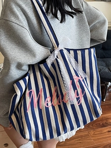 Sac fourre-tout en toile à rayures bleues et blanches avec imprimé Melody rose et nœud