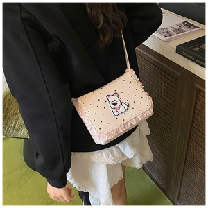 Detailansicht der quadratischen Tasche mit schwarzen Punkten, Hundestickerei und Rüschen