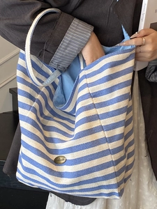 Grand sac cabas en toile à rayures bleues et blanches porté à l'épaule pour femmes