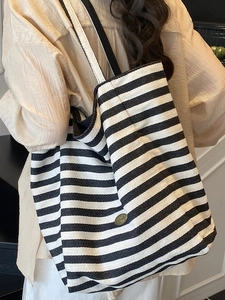 Grand sac fourre-tout rayé en toile avec badge métallique pour le trajet quotidien