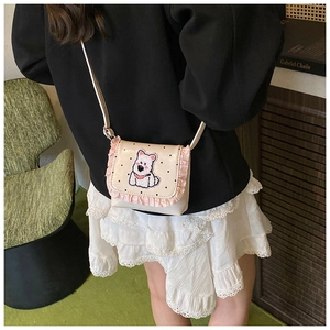 Detail der weißen PU-Umhängetasche mit rosa Rüschen und süßem Hunde-Patch am Gurt