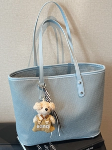 Sac fourre-tout tissé bleu clair minimaliste avec breloque ours et fines bretelles