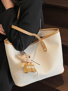 Sac fourre-tout minimaliste en toile avec lanières en cuir brun et breloque ours
