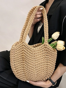 Handmade shell-shaped woven straw tote bag for beach vacations in beige color
