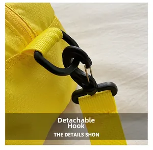Détail du sac en nylon ripstop jaune montrant le crochet amovible en plastique noir