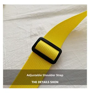 Détail de la sangle tissée jaune vif réglable avec boucle en plastique noir robuste