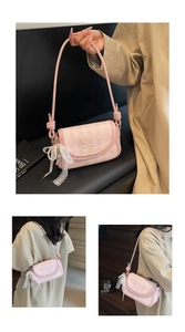 Detailansicht der rosa karierten Baguette-Tasche mit Stickerei und Spitzen-Perlenanhänger
