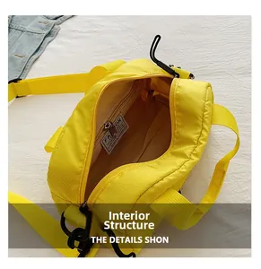 Détail du sac bandoulière en nylon jaune vif montrant la poche intérieure zippée et le compartiment