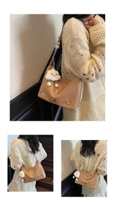 Détail du sac hobo en cuir fauve avec clous papillon et pendentif nuage en peluche