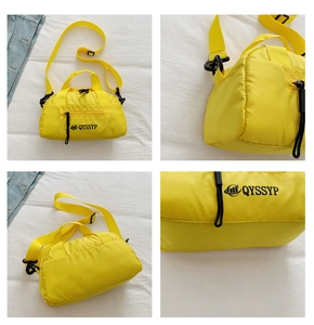 Vue détaillée du sac de sport en nylon jaune montrant la texture et le logo QYSSYP