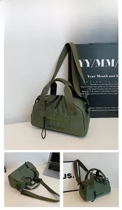 Détails du sac à bandoulière en nylon vert avec poche zippée et sangle réglable