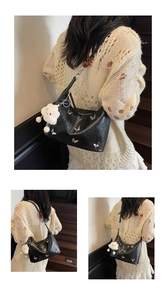 Détail du sac hobo noir avec papillons argentés et pendentif nuage en peluche doux