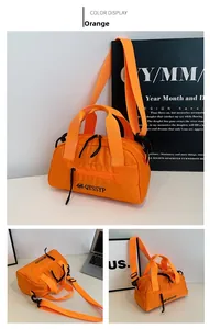 Détail de la sacoche en nylon orange avec bandoulière réglable et poignées de transport