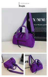 Détails du sac de sport en nylon violet avec texture en nid d'abeille et anses tissées