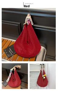 Détail du sac cabas en crochet rouge avec bandoulières à fleurs granny squares colorées