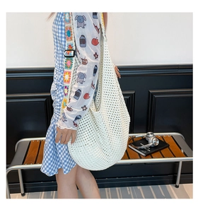 Détail du sac à bandoulière au crochet blanc avec sangle à fleurs colorées et maille ajourée