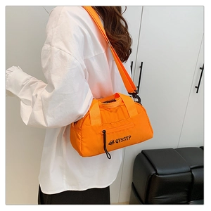 Sac à bandoulière orange vif avec sangle réglable et fermeture éclair frontale