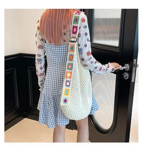 Détail du sac cabas en crochet blanc avec bandoulière à fleurs colorées et maille ajourée