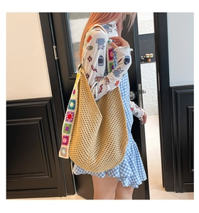 Détail du sac cabas en tricot avec bandoulières au crochet colorées et design spacieux