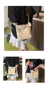 Détail du sac à bandoulière en crochet crème avec motifs floraux ajourés faits à la main