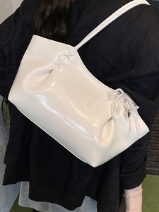 Sac fourre-tout blanc brillant avec nœud en dentelle perlée et breloque en forme de cœur