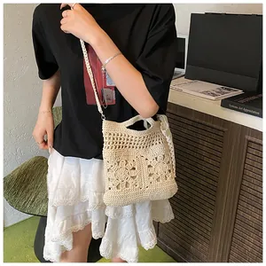 Détail d'un sac bohème fait main au crochet avec motifs floraux ajourés et franges